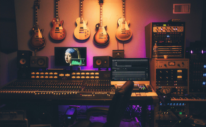 /scroll/bassface.jpg